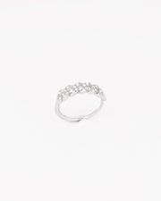 Anello Elisa affiancato rappresentato in piedi su sfondo chiaro. In acciaio inossidabile con strass, colorazione argento e regolazione a scomparsa. La lavorazione sulla parte superiore dell'anello è a treccia. È realizzato in materiale anallergico e resistente all'acqua.