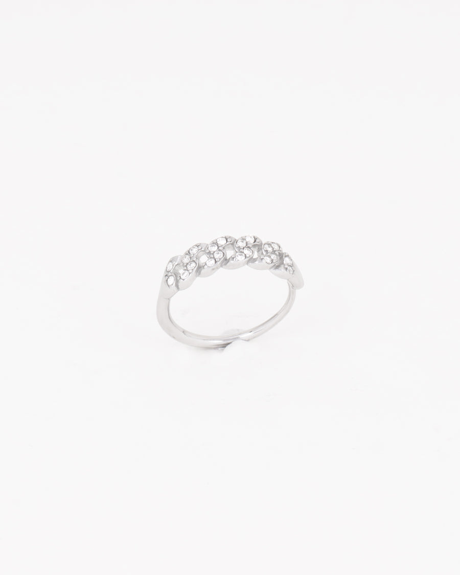Anello Elisa affiancato rappresentato in piedi su sfondo chiaro. In acciaio inossidabile con strass, colorazione argento e regolazione a scomparsa. La lavorazione sulla parte superiore dell'anello è a treccia. È realizzato in materiale anallergico e resistente all'acqua.