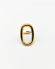 Anello Altea in acciaio inossidabile color oro. È fotografato frontalmente e attraverso l'ovale traforato che si trova sulla parte superiore, si può vedere la chiusura regolabile sul retro.
