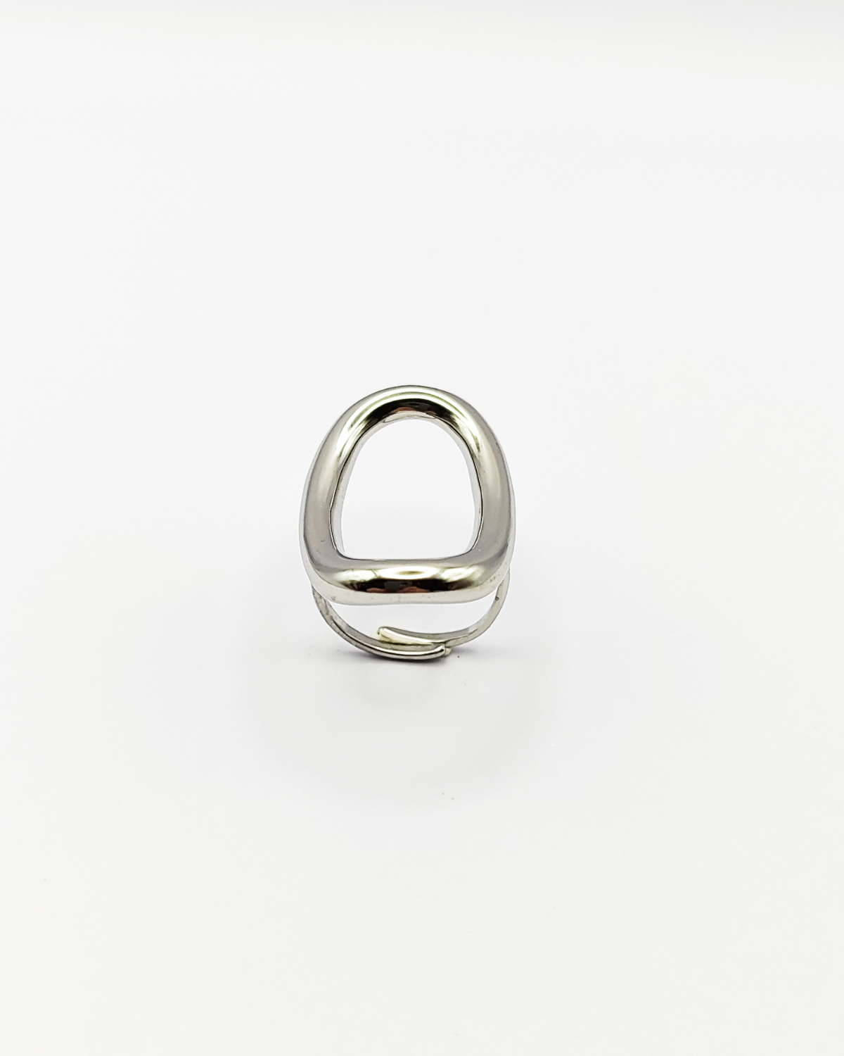 Anello Altea in acciaio inossidabile color argento. È fotografato rivolto verso l'alto e si notano sia l'ovale traforato che si trova sulla parte superiore, sia la chiusura regolabile sul retro.