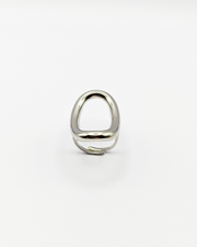 Anello Altea in acciaio inossidabile color argento. È fotografato rivolto verso l'alto e si notano sia l'ovale traforato che si trova sulla parte superiore, sia la chiusura regolabile sul retro.