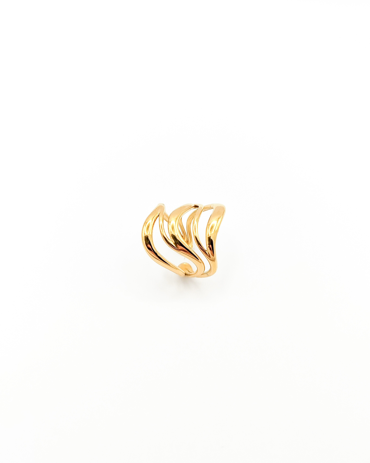 Anello Giulia in acciaio inossidabile color oro. È fotografato rivolto verso l'alto. Si vede il design a onde con il ricciolo sul lato inferiore, verso la chiusura.