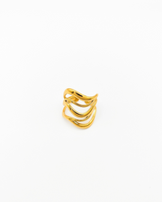 Anello Giulia in acciaio inossidabile color oro. È fotografato frontalmente. Si vede il design a onde e la chiusura regolabile sul retro.