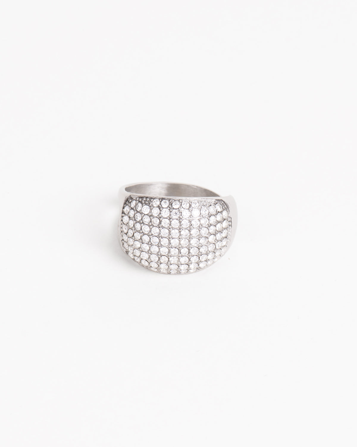 Anello Lucia modello pavé in acciaio inossidabile color argento e strass. È inquadrato frontalmente. Molto elegante benché economico. È anallergico e resistente all'acqua.
