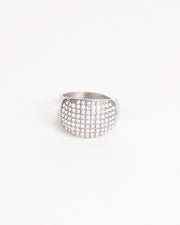 Anello Lucia modello pavé in acciaio inossidabile color argento e strass. È inquadrato frontalmente. Molto elegante benché economico. È anallergico e resistente all'acqua.
