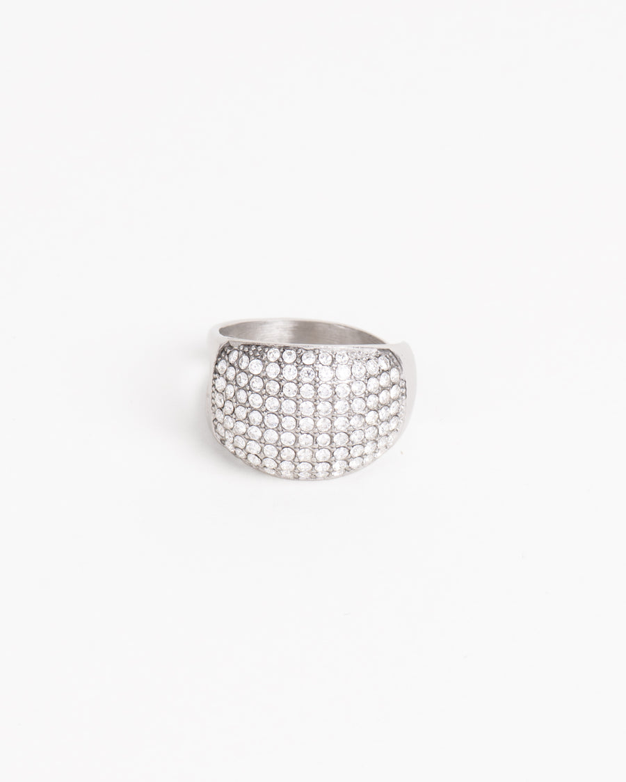 Anello Lucia modello pavé in acciaio inossidabile color argento e strass. È inquadrato frontalmente. Molto elegante benché economico. È anallergico e resistente all'acqua.
