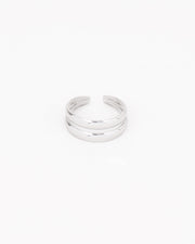Anello Paola in acciaio inossidabile in colore argento. Ha un design a doppio filo unito alle due estremità ed è regolabile. È realizzato in materiale anallergico e resistente all'acqua. L'immagine lo ritrae frontalmente.