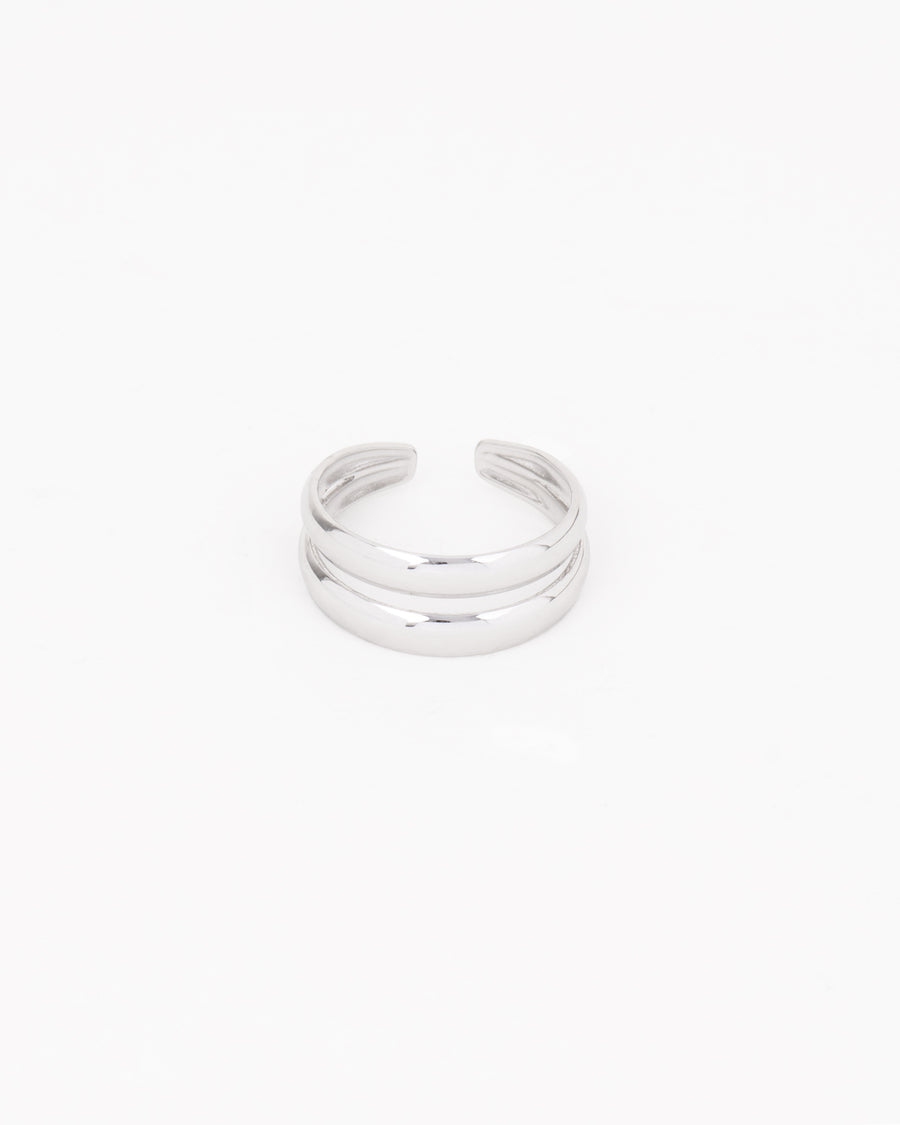 Anello Paola in acciaio inossidabile in colore argento. Ha un design a doppio filo unito alle due estremità ed è regolabile. È realizzato in materiale anallergico e resistente all'acqua. L'immagine lo ritrae frontalmente.