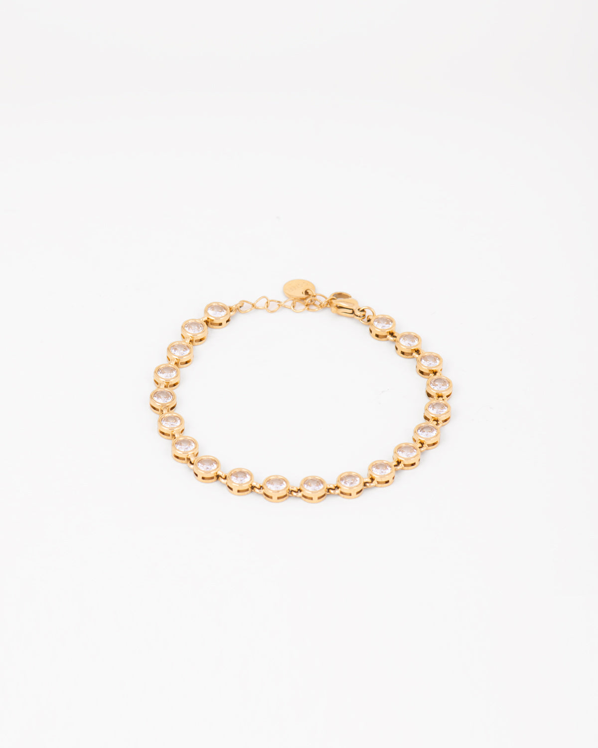 Bracciale Alessia in acciaio inossidabile color oro e strass rotondi con castoni piatti. Fotografato chiuso e in posizione circolare su sfondo bianco. Ha la chiusura a moschettone ed è regolabile oltre ad essere anallergico e waterproof.
