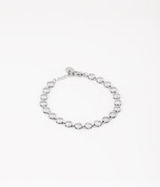 Bracciale Alessia in acciaio inossidabile color argento e strass rotondi con castoni piatti. Fotografato chiuso e in posizione circolare su sfondo bianco. Ha la chiusura a moschettone ed è regolabile oltre ad essere anallergico e waterproof.