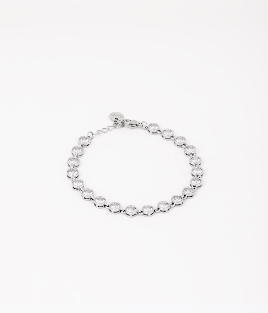 Bracciale Alessia in acciaio inossidabile color argento e strass rotondi con castoni piatti. Fotografato chiuso e in posizione circolare su sfondo bianco. Ha la chiusura a moschettone ed è regolabile oltre ad essere anallergico e waterproof.