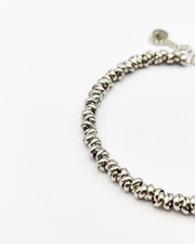 Dettaglio del bracciale Anna in acciaio inossidabile color argento. È formato da tanti nodini che si intrecciano tra loro.