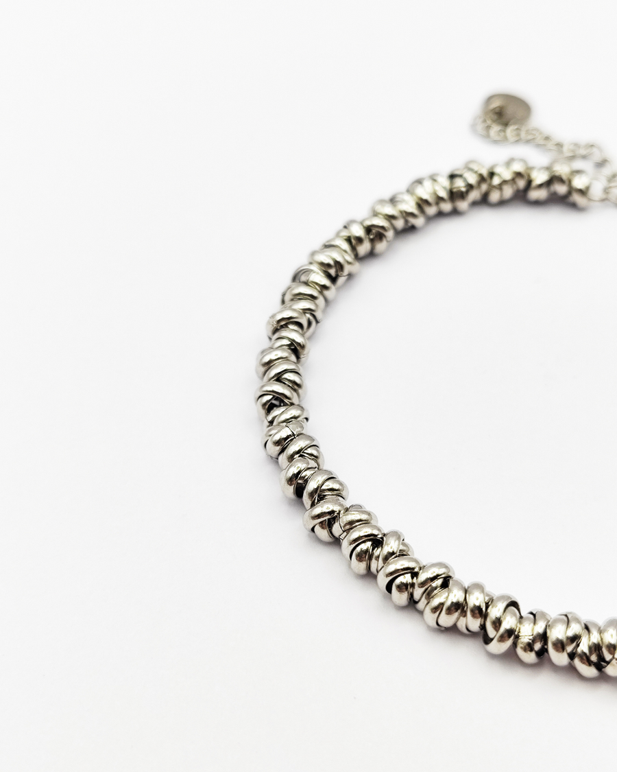 Dettaglio del bracciale Anna in acciaio inossidabile color argento. È formato da tanti nodini che si intrecciano tra loro.