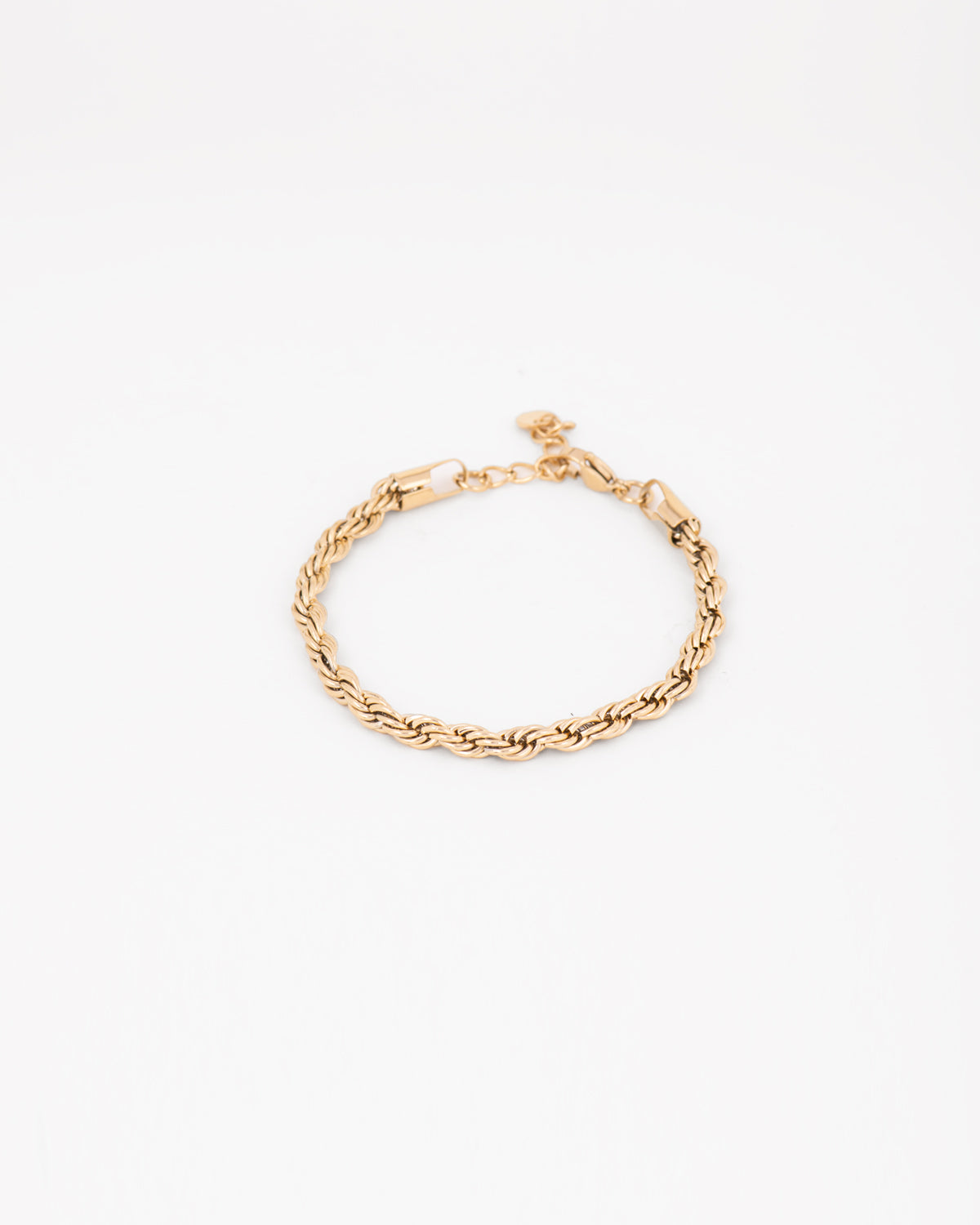 Bracciale Ester inquadrato dall'alto e posizionato chiuso su sfondo bianco. È realizzato in acciaio inossidabile color oro ed ha una lavorazione classica a torchon e chiusura a moschettone. È di lunghezza regolabile, anallergico e resistente all'acqua.
