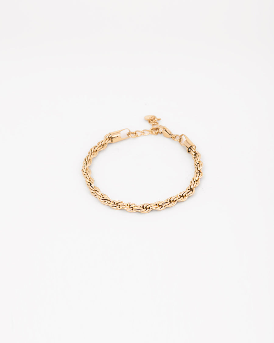 Bracciale Ester inquadrato dall'alto e posizionato chiuso su sfondo bianco. È realizzato in acciaio inossidabile color oro ed ha una lavorazione classica a torchon e chiusura a moschettone. È di lunghezza regolabile, anallergico e resistente all'acqua.