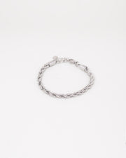Bracciale Ester in acciaio inossidabile color argento. È fotografato frontalmente adagiato chiuso su uno sfondo bianco. Il modello è un classico torchon.