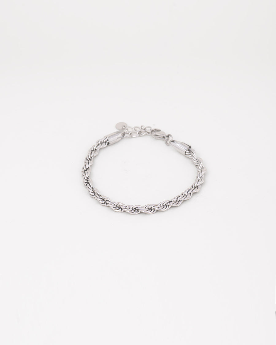Bracciale Ester in acciaio inossidabile color argento. È fotografato frontalmente adagiato chiuso su uno sfondo bianco. Il modello è un classico torchon.