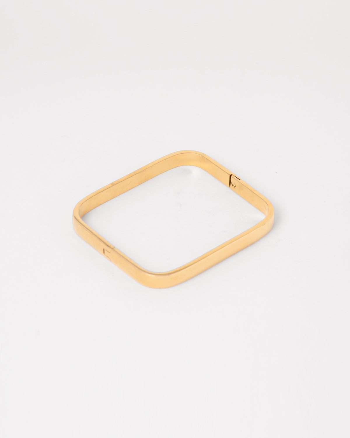 Bracciale rigido Valentina in acciaio inossidabile color oro. È rappresentato chiuso e disteso su uno sfondo chiaro. La forma è rettangolare e la chiusura è a scomparsa. È prodotto in materiale resistente all'acqua e anallergico.