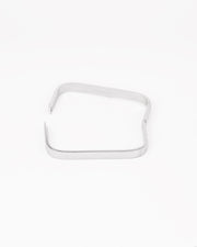 Bracciale rigido Valentina in acciaio inossidabile color argento. È rappresentato aperto e disteso su uno sfondo chiaro. La forma è rettangolare e la chiusura è a scomparsa. È prodotto in materiale resistente all'acqua e anallergico.