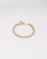 Bracciale Ylenia in acciaio inossidabile, anallergico e waterproof, modello tennis con strass montati su castoni rotondi zigrinati. È appoggiato chiuso su uno sfondo bianco ed è ben visibile sia la parte frontale del bracciale, sia il retro dei castoni. La chiusura è a moschettone e la lunghezza regolabile tramite una catenella.