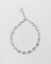 Bracciale Elena in acciaio inossidabile anallergico e waterproof color argento. E' composto da tanti ciondoli ovali legati a catena. E' regolabile e rappresentato su uno sfondo grigio chiaro.