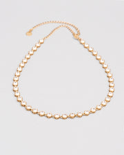 Collana Alessia in acciaio inossidabile, modello tennis color oro e strass. È inquadrata dall'alto e si nota la chiusura regolabile sul retro.