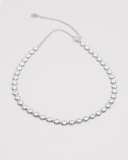 Collana Alessia in acciaio inossidabile, modello tennis color argento e strass. È inquadrata dall'alto e si nota la chiusura regolabile sul retro.