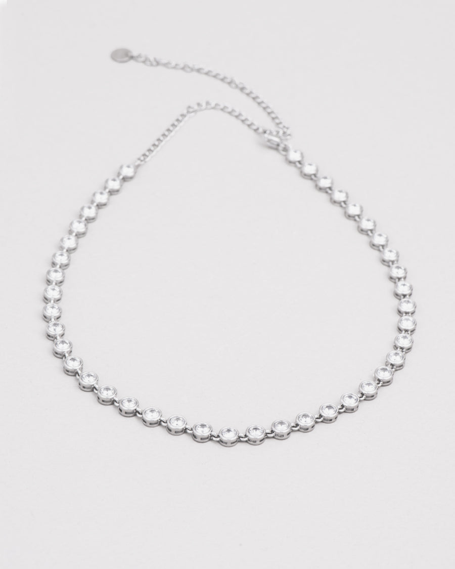 Collana Alessia in acciaio inossidabile, modello tennis color argento e strass. È inquadrata dall'alto e si nota la chiusura regolabile sul retro.