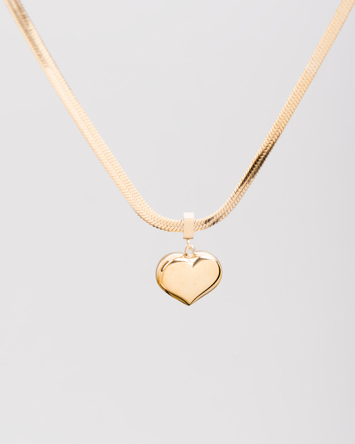 Collana Emma in acciaio inossidabile coror oro. La catenina è un modello snake e il ciondolo a forma di cuore ha un finish lucio.