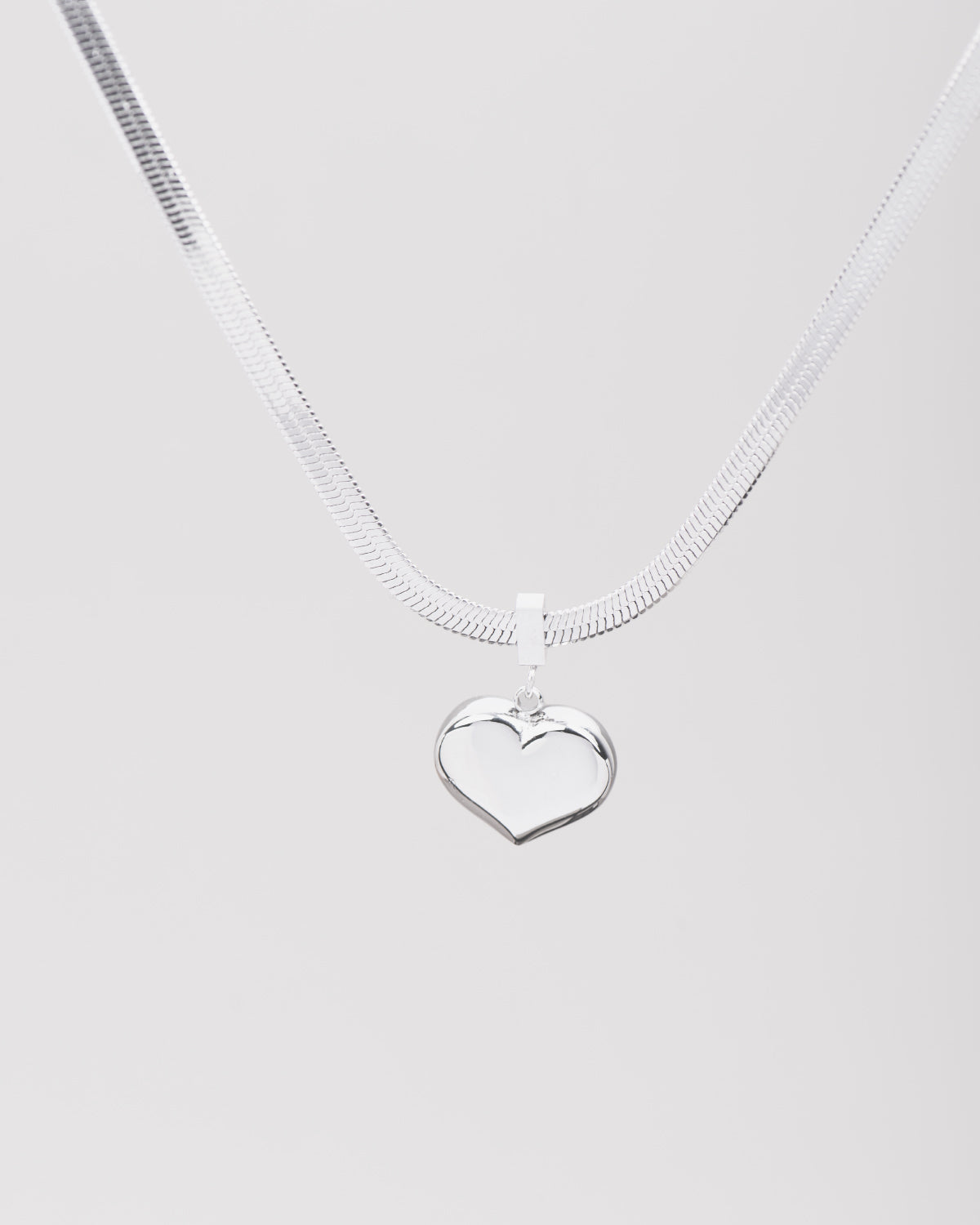 Collana Emma in acciaio inossidabile color argento. La catenina è un modello snake e il ciondolo a forma di cuore ha un finish lucio.