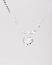 Collana Emma in acciaio inossidabile color argento. La catenina è un modello snake e il ciondolo a forma di cuore ha un finish lucio.