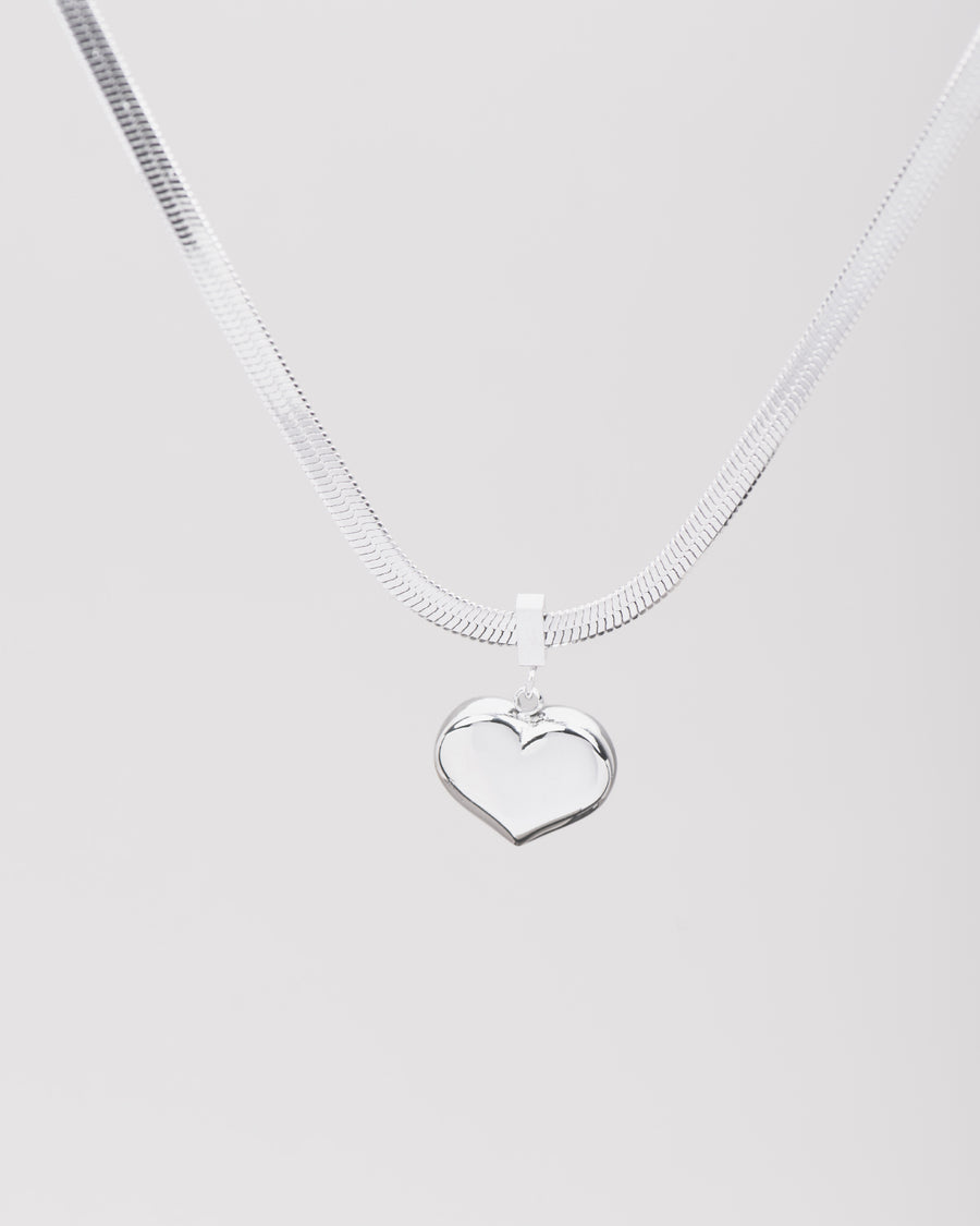 Collana Emma in acciaio inossidabile color argento. La catenina è un modello snake e il ciondolo a forma di cuore ha un finish lucio.