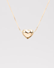 Dettaglio sul cuore bombato in acciaio inossidabile della collana Jessica nella versione oro. Il finish è molto lucido e la catenina molto sottile e fine.