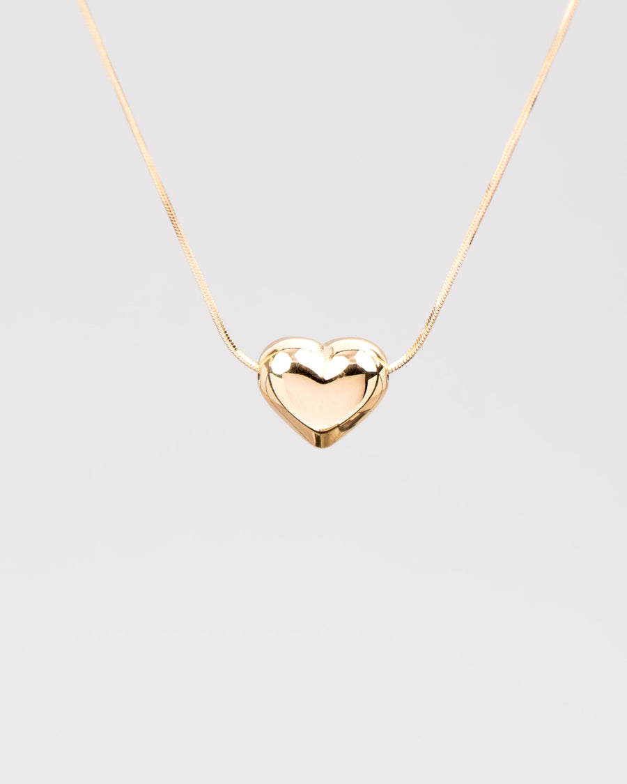 Dettaglio sul cuore bombato in acciaio inossidabile della collana Jessica nella versione oro. Il finish è molto lucido e la catenina molto sottile e fine.