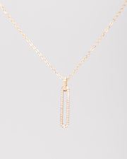 Collana Lorena in acciaio inossidabile color oro e pendente ovale. Il ciondolo è di dimensioni ridotte e ricoperto da una fila di strass luminosi. La catenina è semplice e molto raffinata.