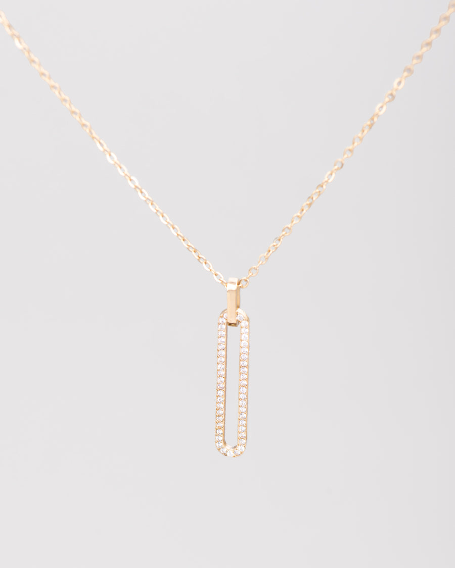 Collana Lorena in acciaio inossidabile color oro e pendente ovale. Il ciondolo è di dimensioni ridotte e ricoperto da una fila di strass luminosi. La catenina è semplice e molto raffinata.