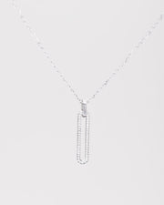 Collana Lorena in acciaio inossidabile color argento e pendente ovale. Il ciondolo è di dimensioni ridotte e ricoperto da una fila di strass luminosi. La catenina è semplice e molto raffinata.