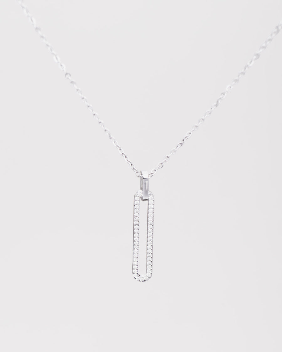 Collana Lorena in acciaio inossidabile color argento e pendente ovale. Il ciondolo è di dimensioni ridotte e ricoperto da una fila di strass luminosi. La catenina è semplice e molto raffinata.