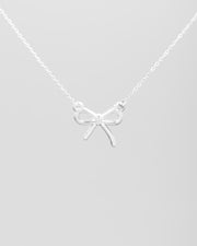 Collana Pamela in acciaio inossidabile color argento. Al centro, sorretto da due anellini tondi, si trova un fiocchetto in acciaio dal finish lucido.