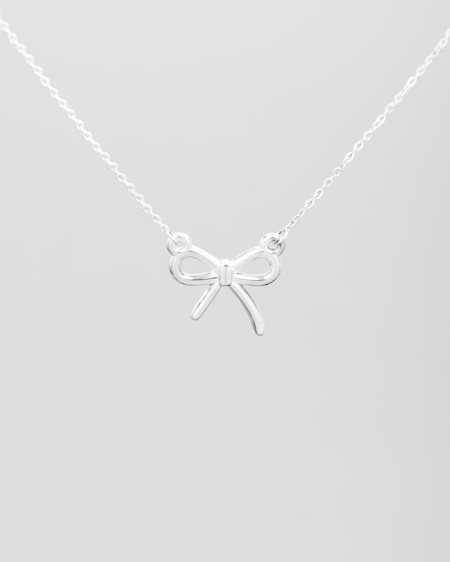 Collana Pamela in acciaio inossidabile color argento. Al centro, sorretto da due anellini tondi, si trova un fiocchetto in acciaio dal finish lucido.