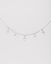 Collana Stefania in acciaio inossidabile color argento e pendenti a forma di cuore in strass. Dalla catenina pendono 5 cuoricini luminosi, sormontati a loro volta da un piccolo brillantino.