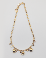 Collana Federica in acciaio inossidabile color oro. E' impreziosita da campanelle e punti luce. E' rappresentata su uno sfondo grigio chiaro.