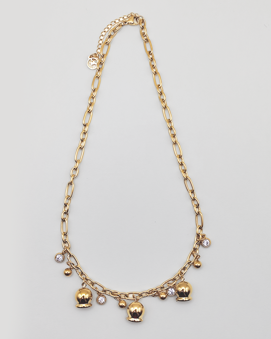 Collana Federica in acciaio inossidabile color oro. E' impreziosita da campanelle e punti luce. E' rappresentata su uno sfondo grigio chiaro.