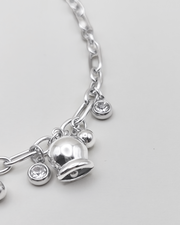 Dettaglio della Collana Federica in acciaio inossidabile color argento. E' impreziosita da campanelle e punti luce. E' rappresentata su uno sfondo grigio chiaro.