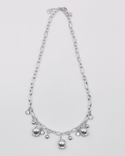 Collana Federica in acciaio inossidabile color argento. E' impreziosita da campanelle e punti luce. E' rappresentata su uno sfondo grigio chiaro.