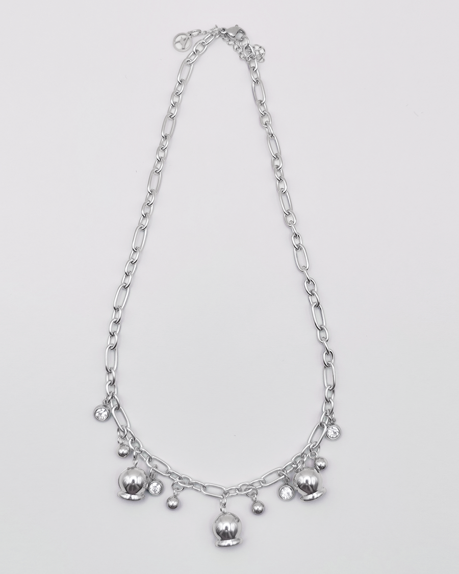 Collana Federica in acciaio inossidabile color argento. E' impreziosita da campanelle e punti luce. E' rappresentata su uno sfondo grigio chiaro.