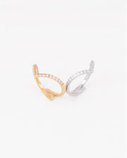 Coppia di anelli Ilaria, due fedine sottili dalla forma appuntita e coperti di strass nella parte frontale. Sono posizionati a specchio e presentati nelle due colorazioni oro e argento. Sono regolabili sul retro ed il materiale è anallergico e resistente all'acqua.