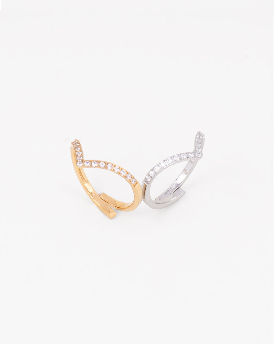 Coppia di anelli Ilaria, due fedine sottili dalla forma appuntita e coperti di strass nella parte frontale. Sono posizionati a specchio e presentati nelle due colorazioni oro e argento. Sono regolabili sul retro ed il materiale è anallergico e resistente all'acqua.