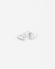 Orecchini Linda in acciaio inossidabile color argento e forma a cuore irregolare. Hanno un finish lucido e sono rappresentati adagiati sul fianco in posizione speculare.