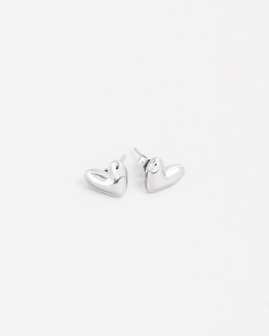 Orecchini Linda in acciaio inossidabile color argento e forma a cuore irregolare. Hanno un finish lucido e sono rappresentati adagiati sul fianco in posizione speculare.